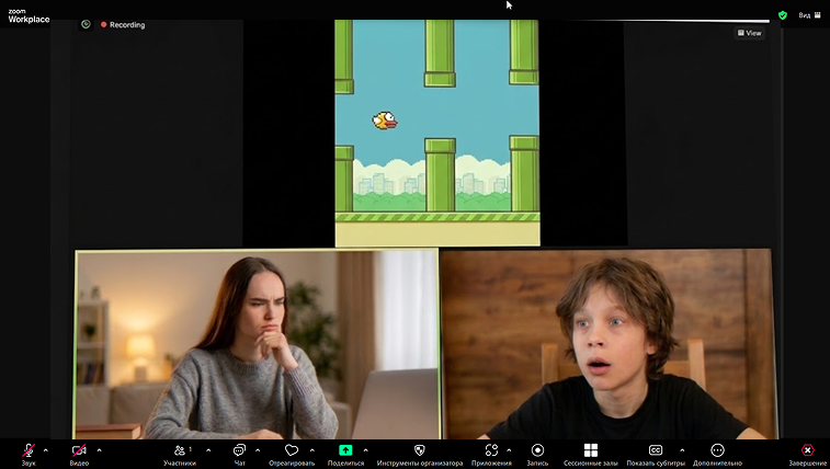 Ученица и ученик на онлайн-занятии рядом с игрой в стиле Flappy Bird